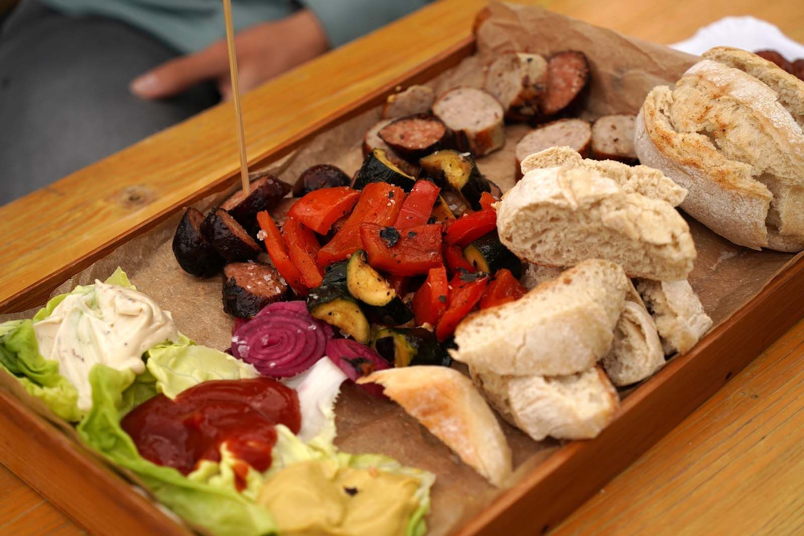 Die Platte ‚Wurst-Case-Szenario‘ lädt mit Salsiccia, Chorizo & Thüringer Bratwurst zum Teilen und Genießen beim WeinPfingsten ein