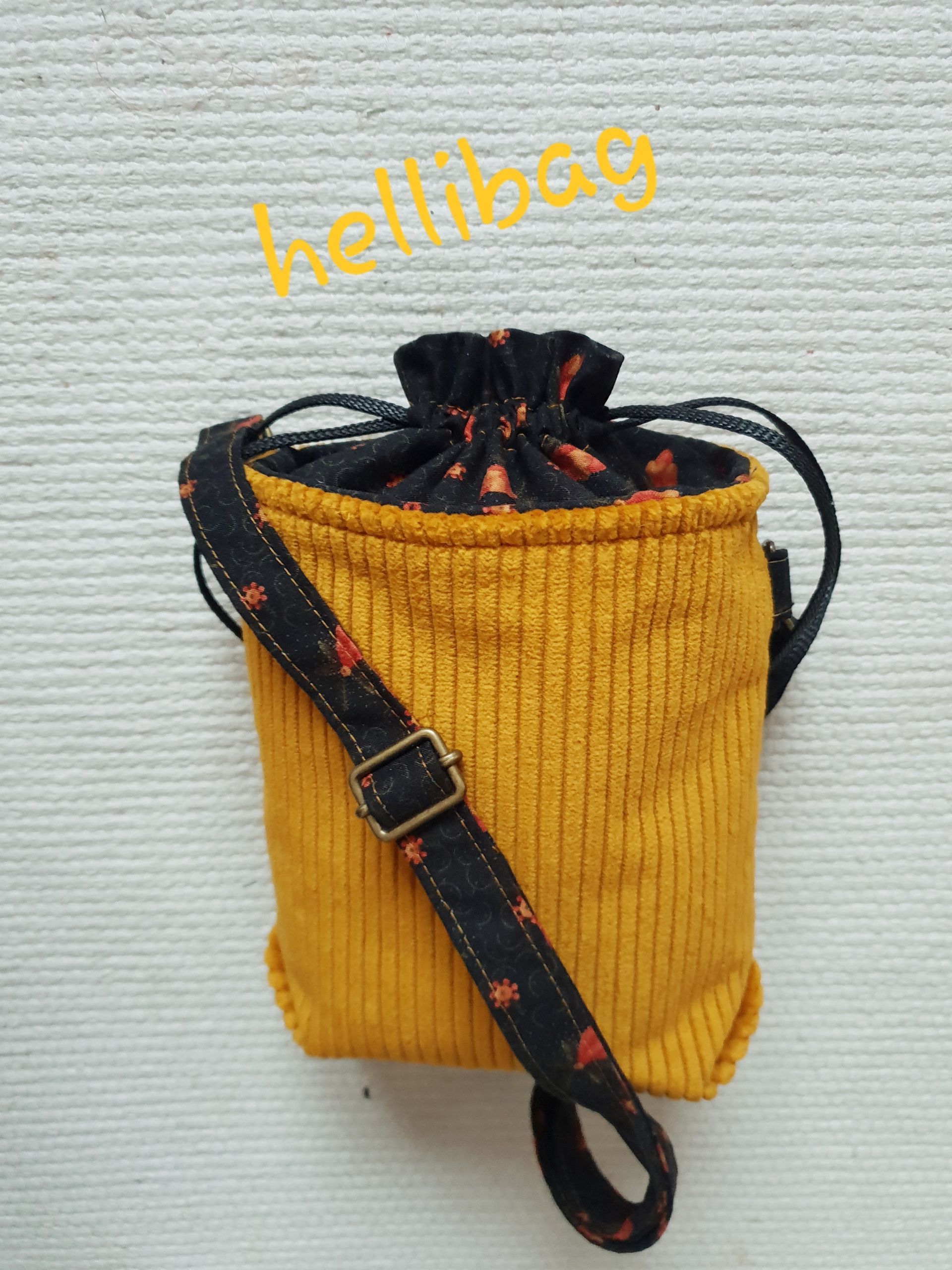 hellibags warmgelbe Kordtasche, oben mit Kordel zuzuziehen und mit Trageriemen über die Schulter zu tragen.