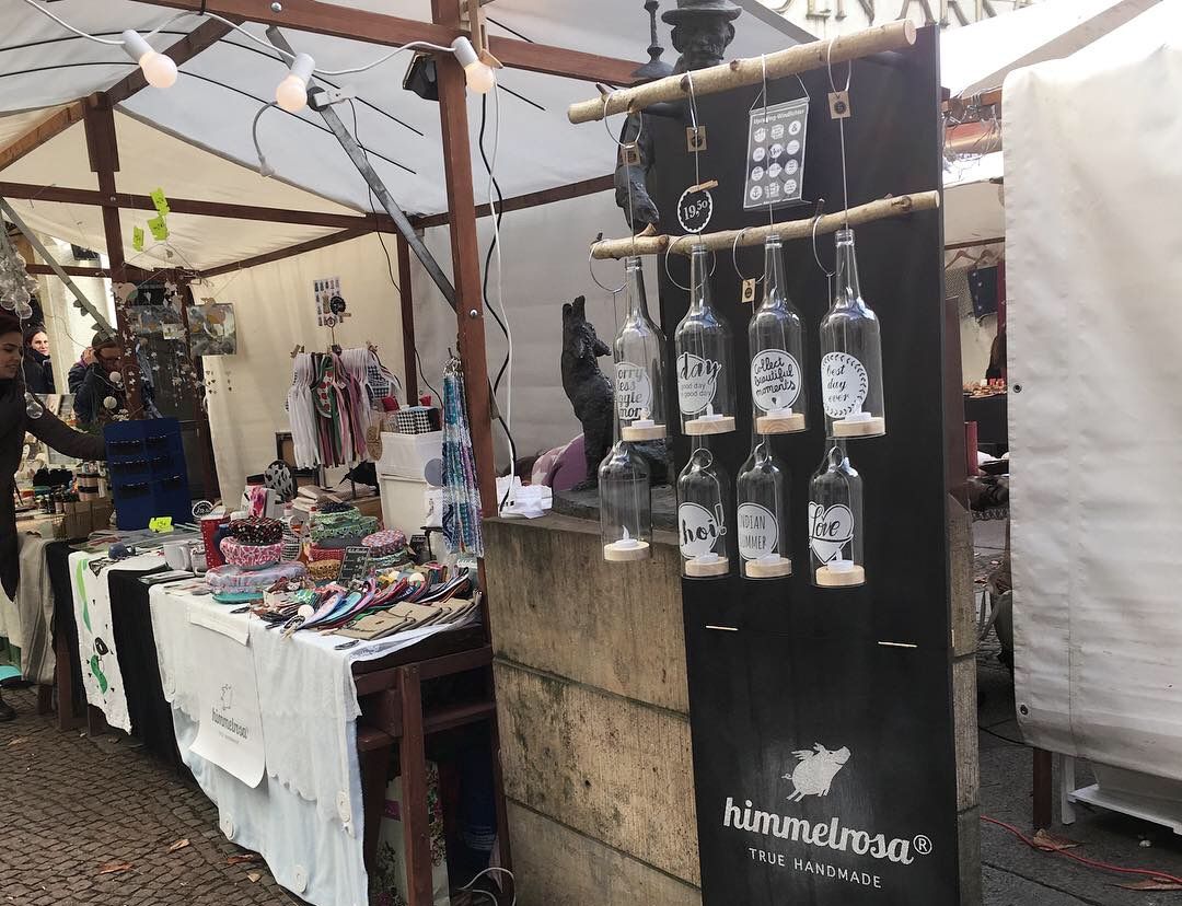 Bei himmelrosa gibt es auch Flaschen mit eingelegtem Teelicht - bedruckt mit einer fröhlichen Botschaft, wie sie auch für ein Geschenk für ein Fest oder einen Geburtstag geeignet sind.