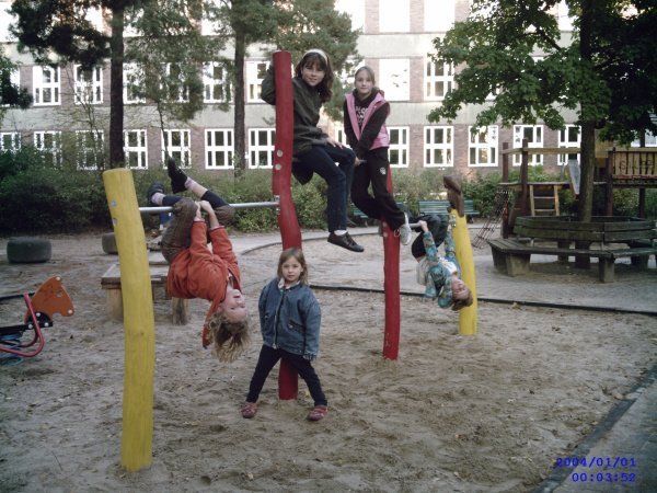 Spielende Kinder & Nachbar:innen an der neuen Reckanlage – gestiftet vom Verein