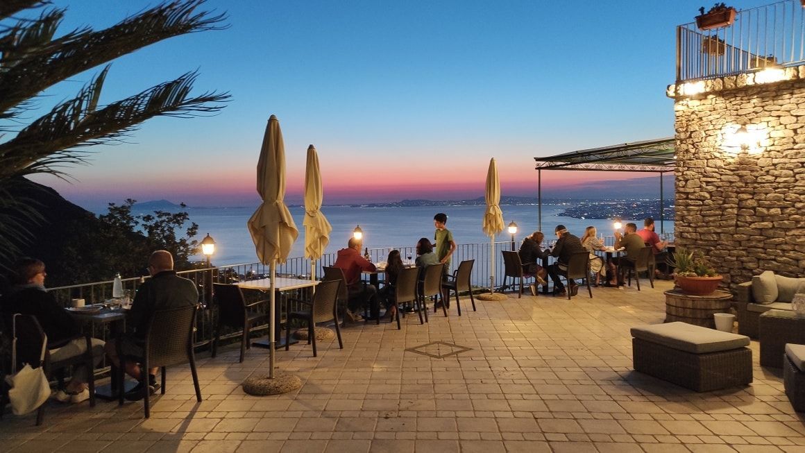 Persone che cenano sulla terrazza della struttura.