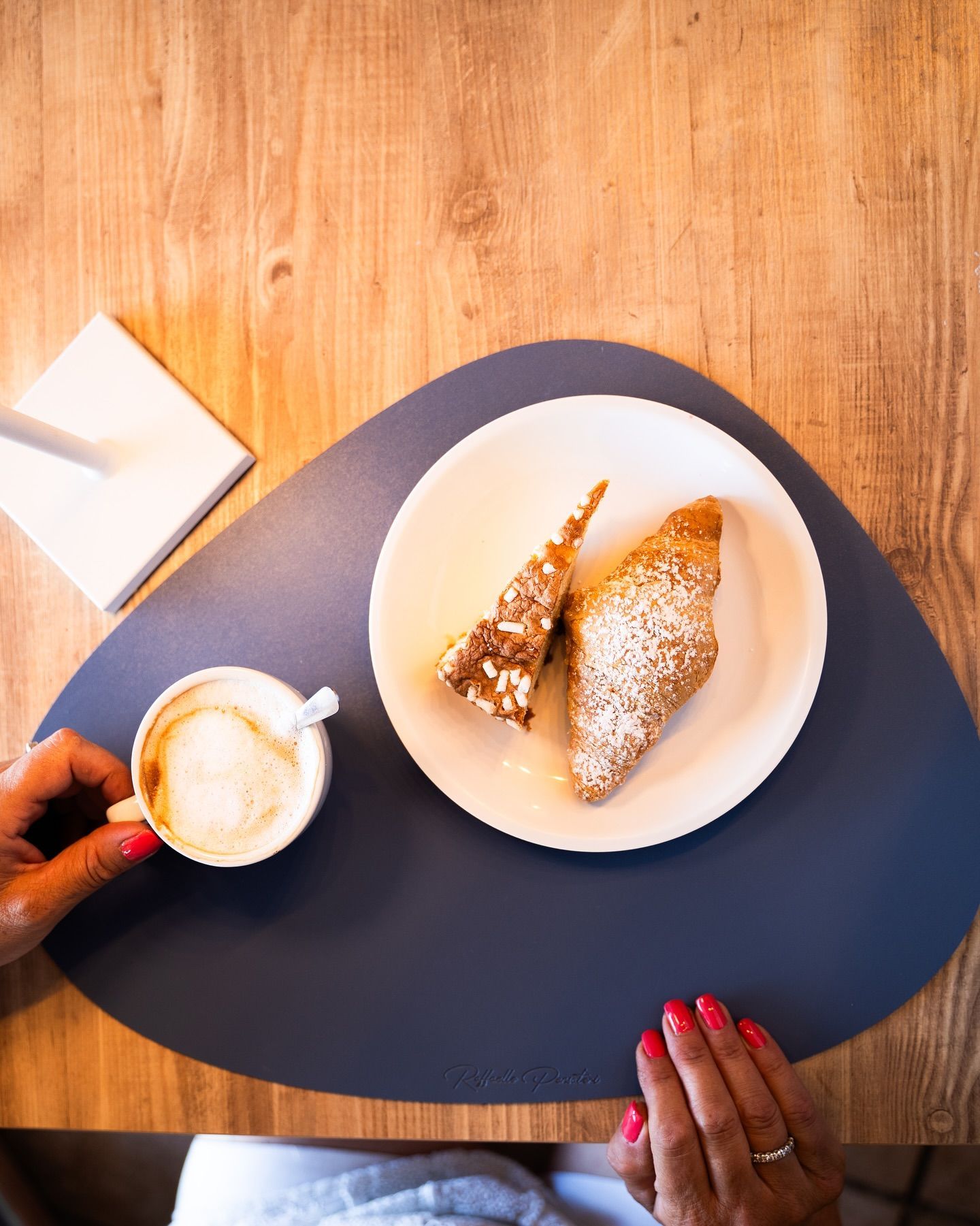 Capuccino, cornetto e torta