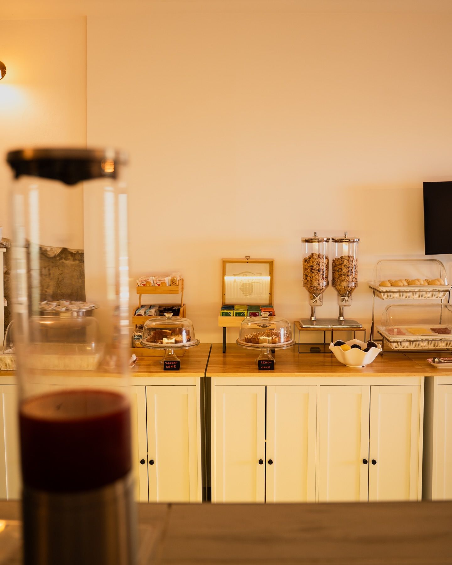 Buffet per la colazione con cornetti, cereali, pane, torte, biscotti e bevande.