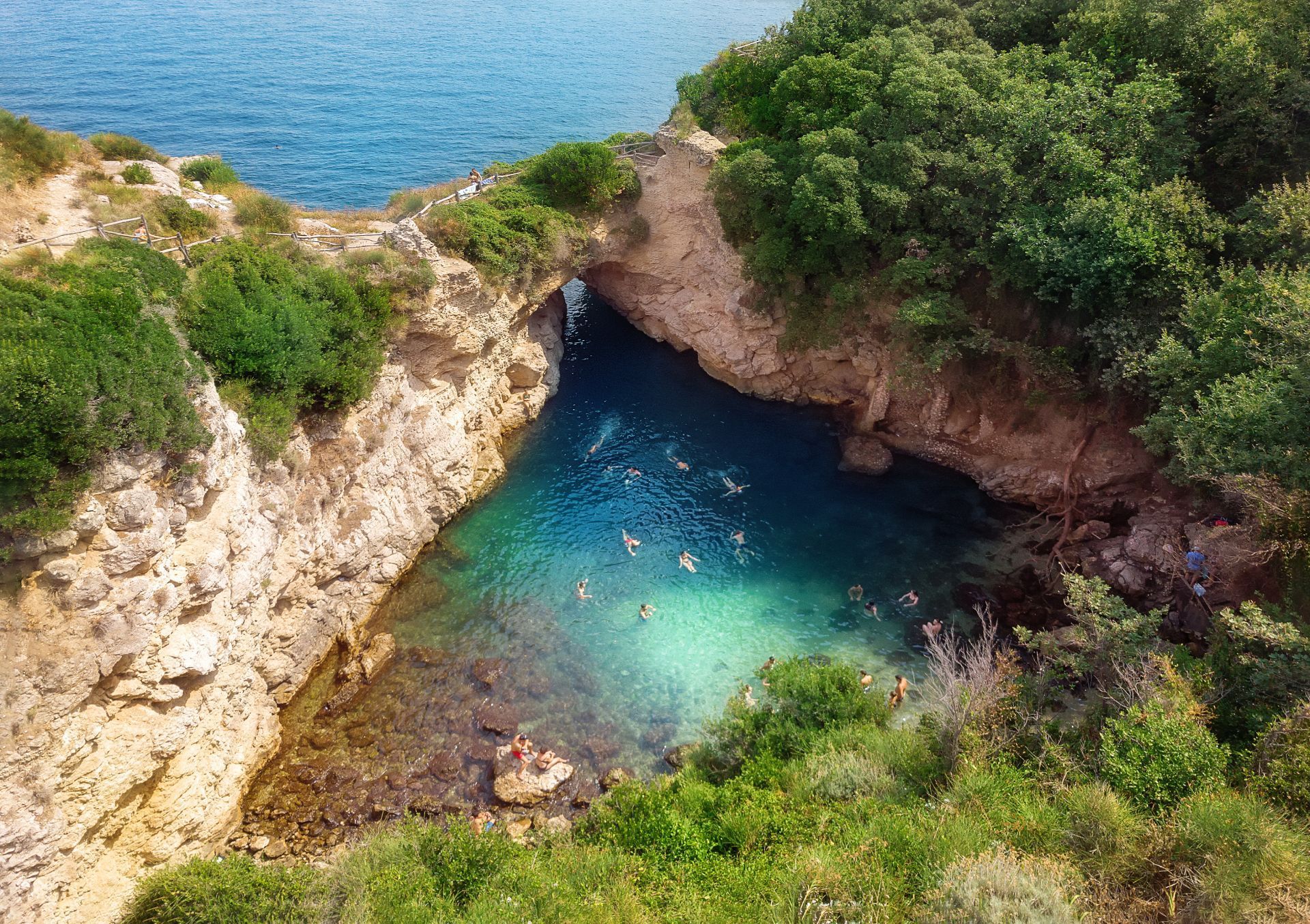 Persone che fanno il bagno in una baia