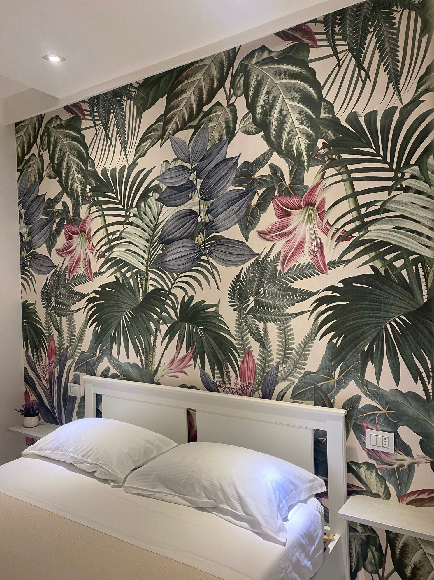 Testata letto matrimoniale e carta da parati.