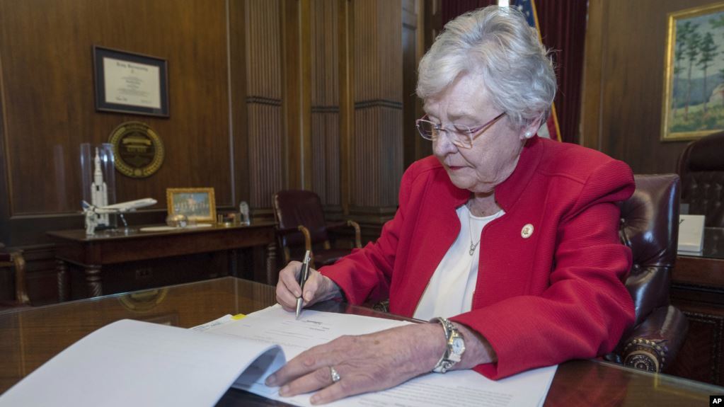 Gobernadora de Alabama Kay Ibey, firma ley antiaborto voluntario 2019