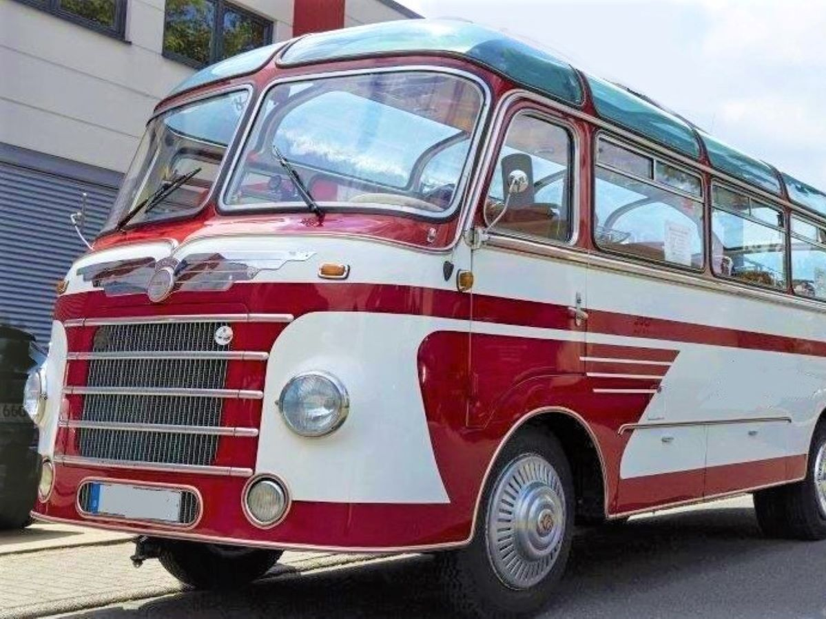 Schöne Oldtimerbusfahrten unternehmen, zum Beispiel ins Umland von Düsseldorf - sei es zu einem runden Geburtstag, einem Vereinsausflug oder für eine Firmenveranstaltung. Mieten Sie den Oldtimerbus bis Mönchengladbach, Wuppertal, Krefeld und in´s Sauerland. Oldtimerbus mieten in Düsseldorf