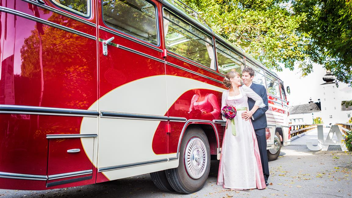 Solch ein Oldtimerbus ist in München zu mieten, in Augsburg, Ulm und am Bodensee. Oldtimerbus mieten Hochzeitsbus München