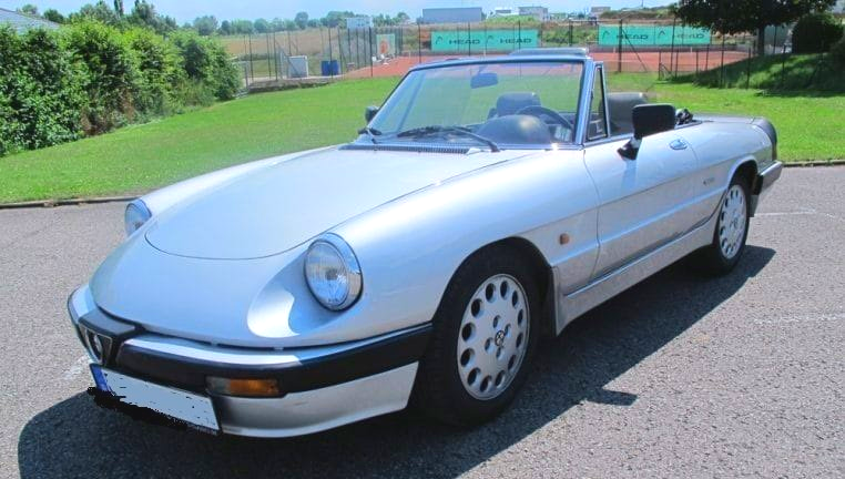 Der Alfa Romeo Spider ist der klassische italienische Roadster. Ein Oldtimer, mit und ohne Verdeck zu fahren. Die WELT schrieb über den Spider, er ist einer der verführerischsten Sportwagen aller Zeiten und Sinnbild des italienischen Dolce Vita. Alfa Romeo Spider mieten