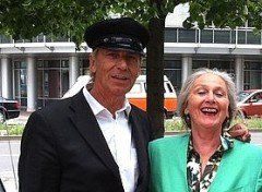 Mit diesem Mercedes Oldtimer mieten Sie einen Klassiker, von dessen Modell nur 957 Fahrzeuge gebaut wurden. Das gleiche Mercedes Modell wie das hier gezeigte, in silber, spielt eine Hauptrolle im Hollywood-Klassiker HANGOVER. Oldtimer Verleih