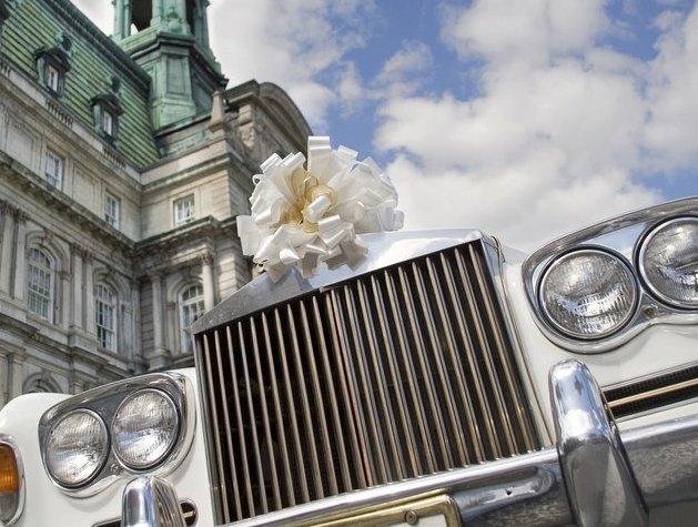 Ein Gesteck als Dekoration für das Brautauto macht sich ebenfalls immer sehr schön. Blumen Gesteck Oldtimer Hochzeitsauto