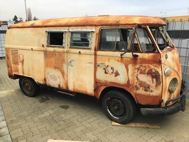 Der Bulli, ganz schön verrostet. Der VW Bus hat schon bessere Tage gesehen. Bulli mieten Stuttgart