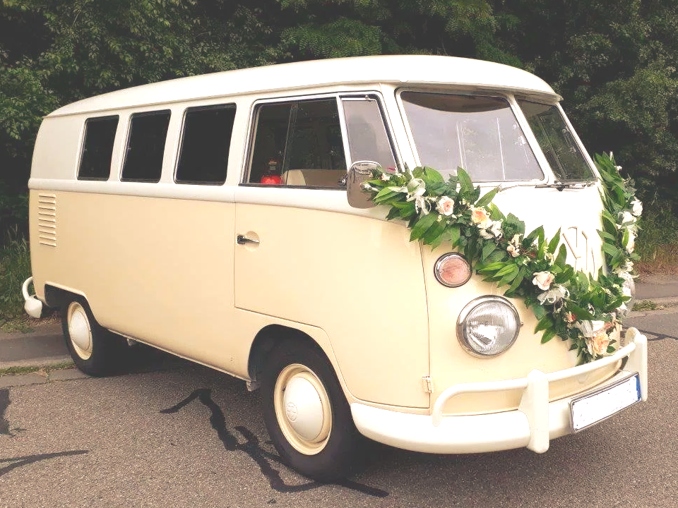 Ein Bulli als Hochzeitsauto, mit passenden Blumenschmuck. Den Bulli mieten Sie auch in der Region Mannheim, Heidelberg. Bulli Hochzeitsauto in Karlsruhe