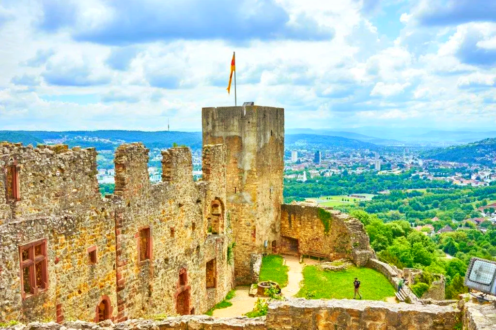 Hochzeit in Lörrach? Eine schöne und beliebte Traulocation ist Burg Rötteln mit Blick in´s Tal über die Lörracher Region. Wenn Sie auf Burg Rötteln heiraten und einen Oldtimer gemietet haben, keine Sorge: Das Hochzeitsauto schafft es, den Berg zu erklimmen! Burg Rötteln Lörrach Hochzeit