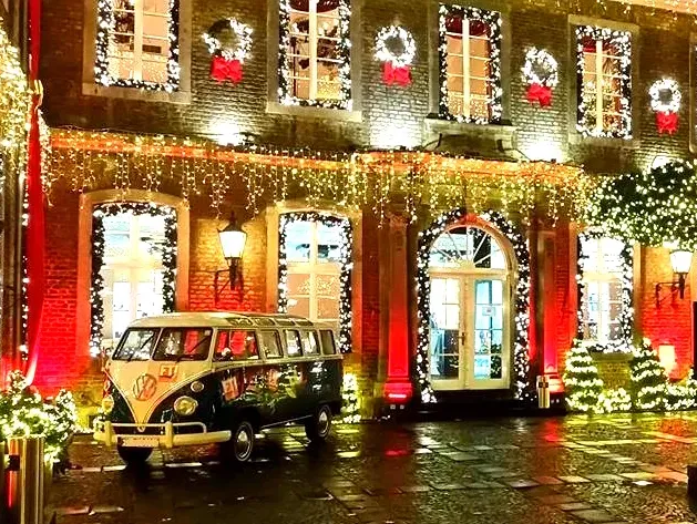 Der T1 Bulli vor einem weihnachtlich geschmückten Veranstaltungshotel. Eventagenturen Agenturen Incentives T1 Bus Bulli