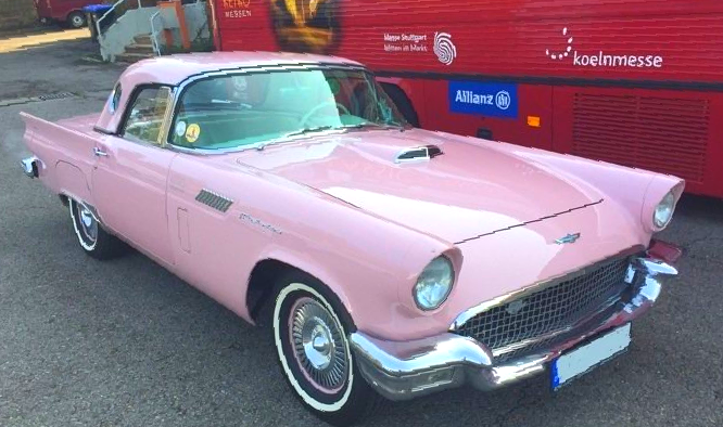 Ein pinkfarbenes Modell wie dieser Ford Thunderbird war das Lieblingsauto von Marylin Monroe. Ford Thunderbird mieten