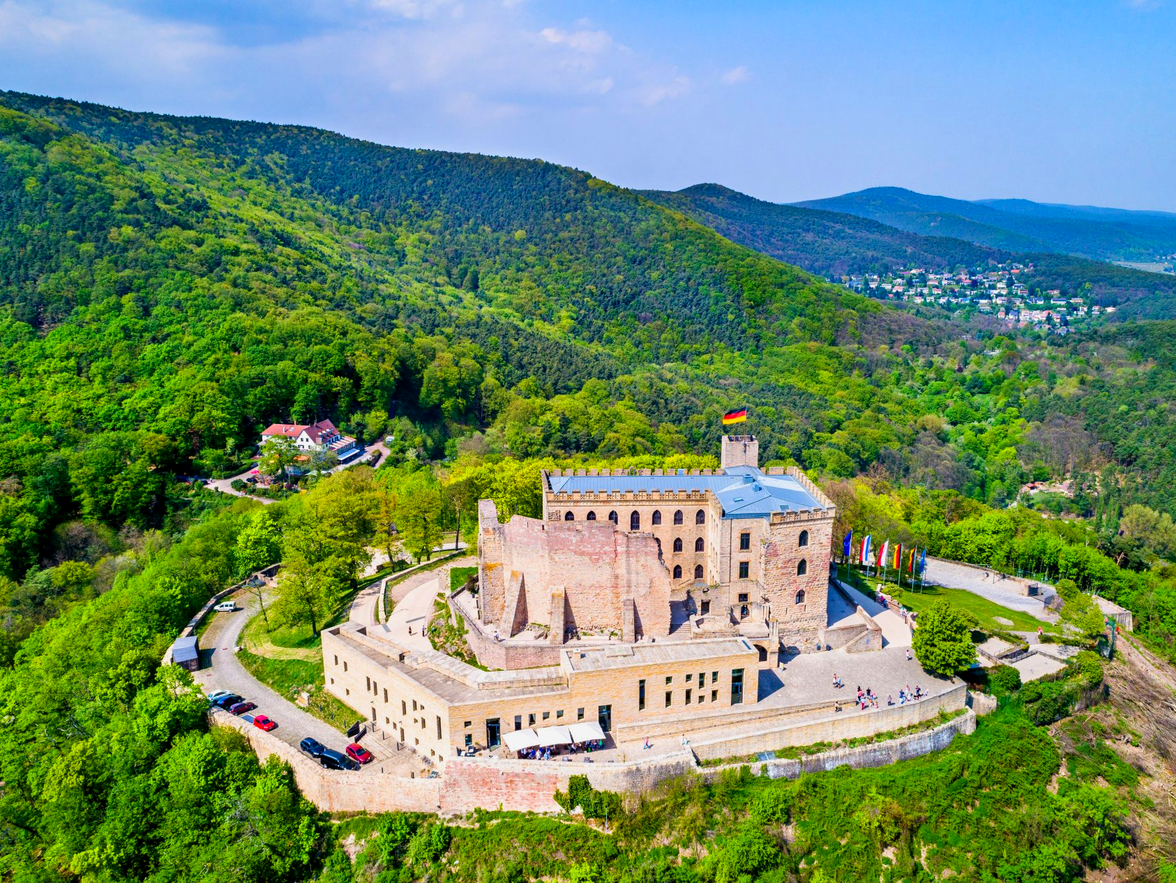 Das Hambacher Schloss, oberhalb von Neustadt an der Weinstraße. Geschenkidee Hochzeit