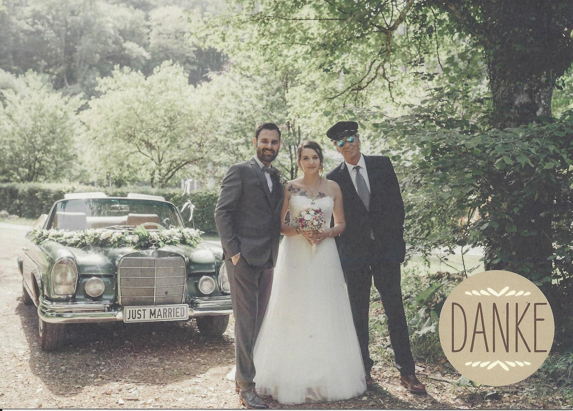 Ein tolles Hochzeitsbild zu der schönen Bewertung über das Oldtimer Hochzeitsauto. Oldtimer mieten Bewertungen