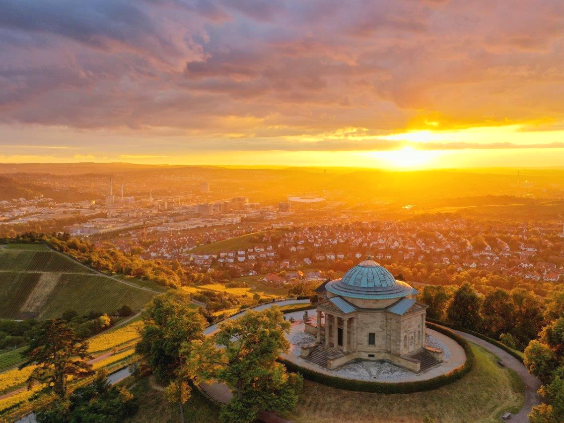 Die Grabkapelle auf dem Württemberg, hoch über Stuttgart in Rotenberg gelegen, wurde von König Wilhelm I. als ewiger Liebesbeweis für seine jung verstorbene Gemahlin Katharina erbaut. Vorbild waren für den König die antiken römischen Tempel. Grabkapelle Stuttgart