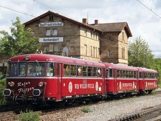 Großer Bahnhof für den Schienen-Nostalgie-Panoramazug mit drei Wagen auf Sonderfahrt.