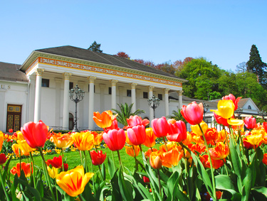Das Kurhaus Baden-Baden im Frühling. Gutscheinidee Hochzeitsgeschenk