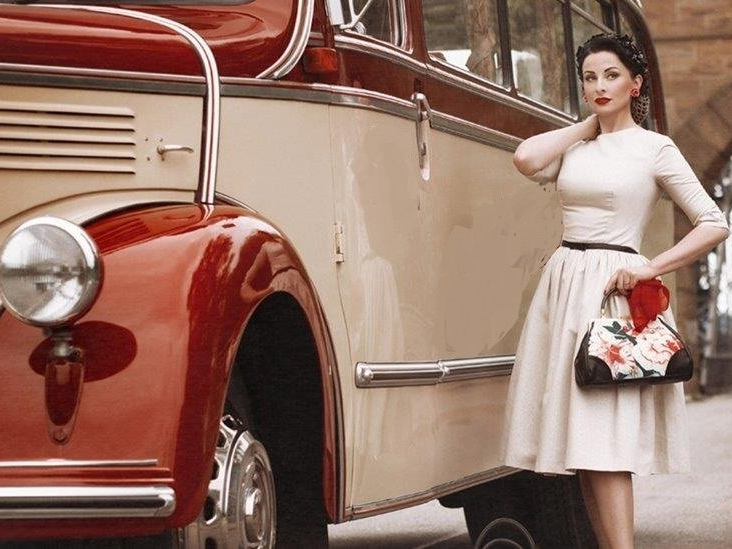 Wir vermieten den Oldtimerbus / historischen Bus für eine Hochzeit oder Oldtimerbusfahrten genauso wie für Fotoshootings und für Film- und Fernsehaufnahmen in der Hamburger Region. Historischer Bus Hamburg