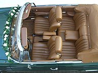 Bilder vom Hochzeitsauto mit Blumenschmuck: Als Autoschmuck eine Girlande entlang der Windschutzscheibe. Hochzeitsauto Blumendeko Bilder