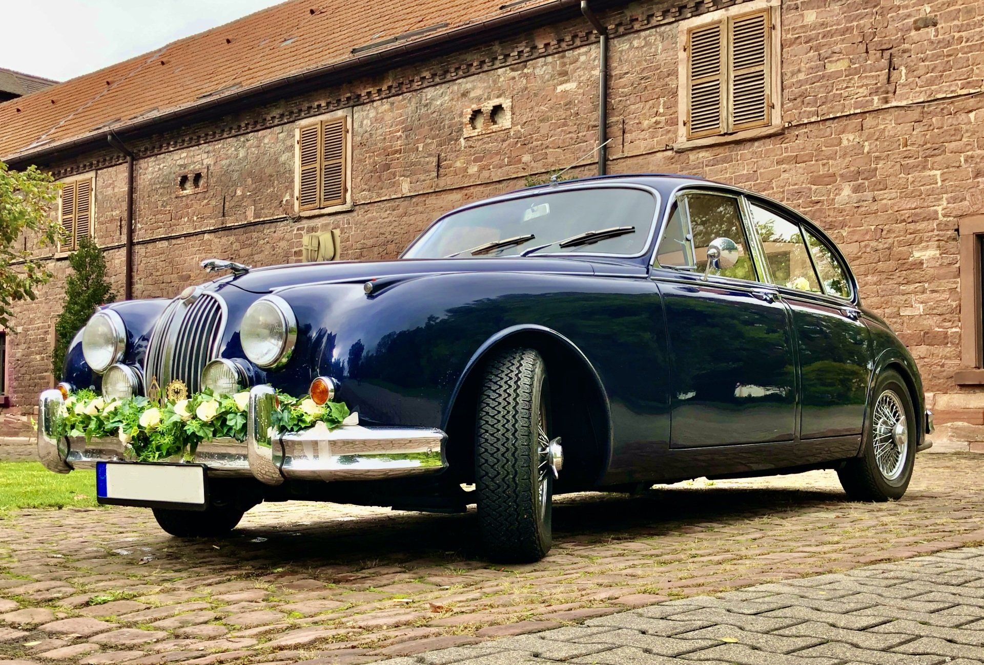 Zu einem Hochzeitsauto gehört u. E. ein Blumenschmuck einfach dazu. Das Auto / der Oldtimer soll ja als Hochzeitsauto erkannt werden. Die Blumendeko bzw. der Autoschmuck machen ein Auto erst zu einem Hochzeitsauto. Hochzeitsauto Blumenschmuck