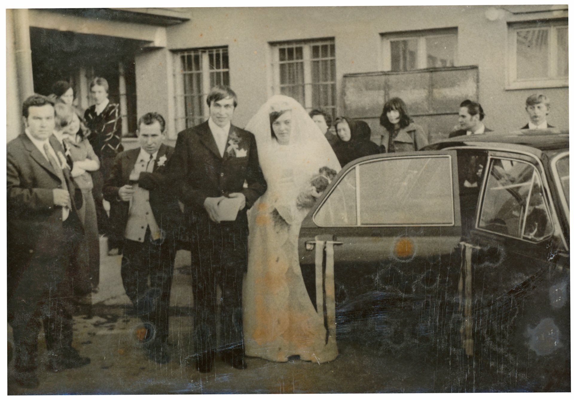 Inzwischen dürfte schon die Goldene Hochzeit gefeiert sein. Vielleicht mit einem schönen Hochzeitsauto von damals. Hochzeitsauto Brautauto mieten