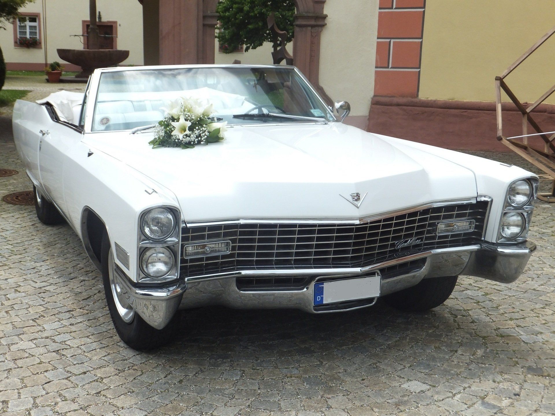 Als Hochzeitsauto ein Traum: Das schneeweiße Cadillac Cabrio Hochzeitsauto mieten Cadillac
