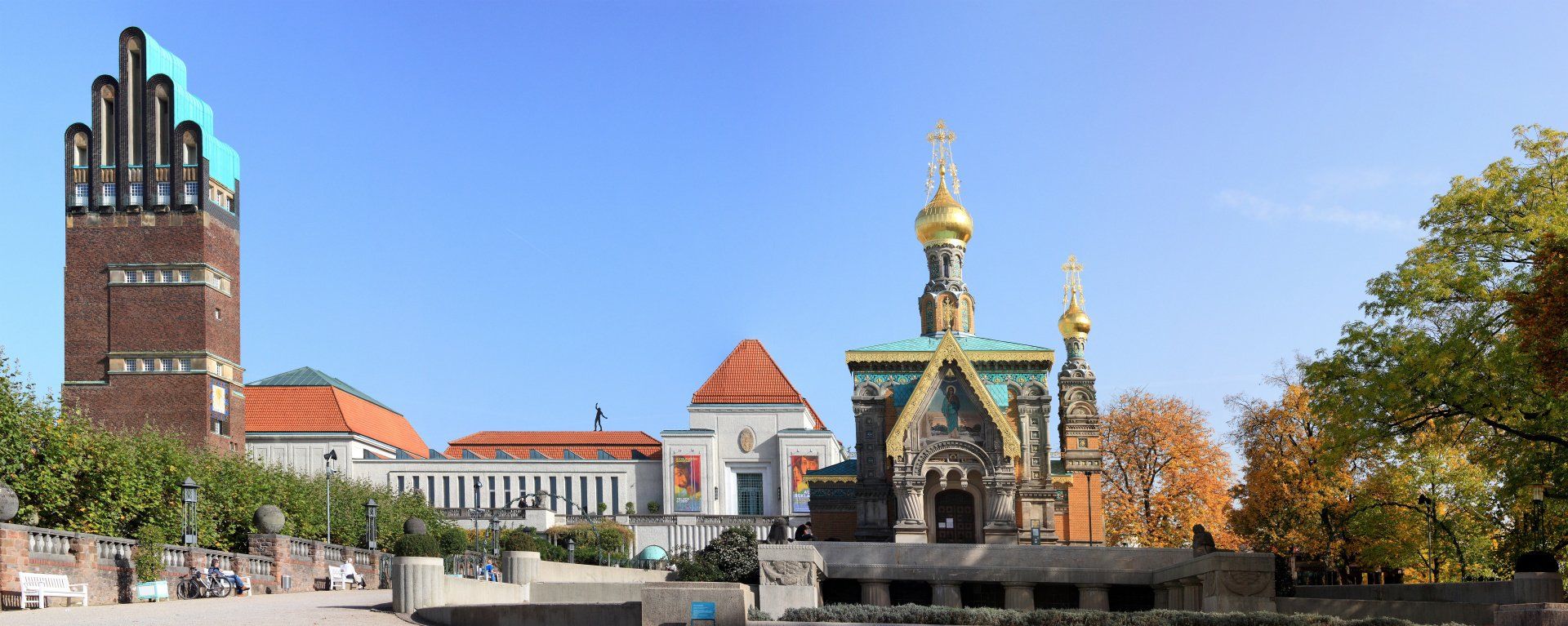 Der 48 Meter hohe Hochzeitsturm oder Fünffingerturm (so sagt man in Darmstadt) ist das Wahrzeichen von Darmstadt und wurde 1906 erbaut. Daneben befindet sich die fast so alte Ausstellungshalle und die Russische Kappelle. Hochzeitsauto mieten Darmstadt