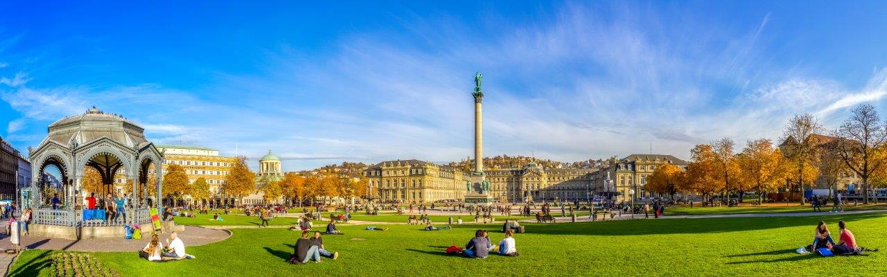 Einen Bulli mieten zur Hochzeit in Stuttgart, und dann - für viele - den ganz besonderen: Den Samba Bus. Ein ganz außergewöhnliches Hochzeitsauto. Oft geht die Fahrt mit dem VW Bus zum kleinen Schlossplatz für Hochzeitsfotos mit typischen Stuttgarter Motiven. Hochzeitsauto mieten Stuttgart VW Bus T1 Samba
