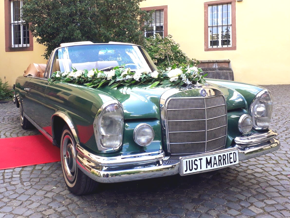 Das Mercedes W 111 Cabrio, unser Modell ist von 1966, gilt als das schönste 5-sitzige Cabriolet, das Mercedes je gebaut hat. Bei K & K als Hochzeitsauto in Stuttgart zu mieten. Hochzeitsauto mieten Stuttgart