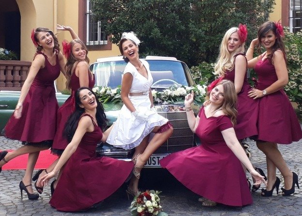 Schönes Foto mit dem Oldtimer Hochzeitsauto. Hochzeitsauto mieten