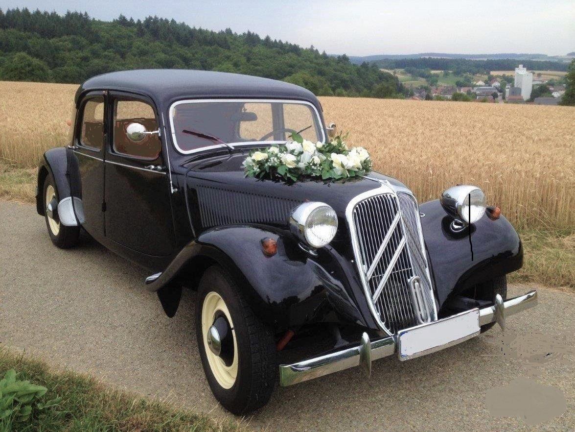 Der Citroen 11 CV wurde seit den dreißger Jahren über Jahrzehnte in unverändeter Form gebaut. In den vierziger und fünfziger Jahren war das Auto im Vergleich zur Konkurrenz in dieser Klasse so schnell, dass die Gangster es als Fluchtauto nutzten und der Polizei mühelos davon fuhren. Deshalb heißt dieses Oldtimermodell auch Gangsterlimousine. Citroen Gangsterlimousine Hochzeitsauto mieten HeidelbergFreiburg
