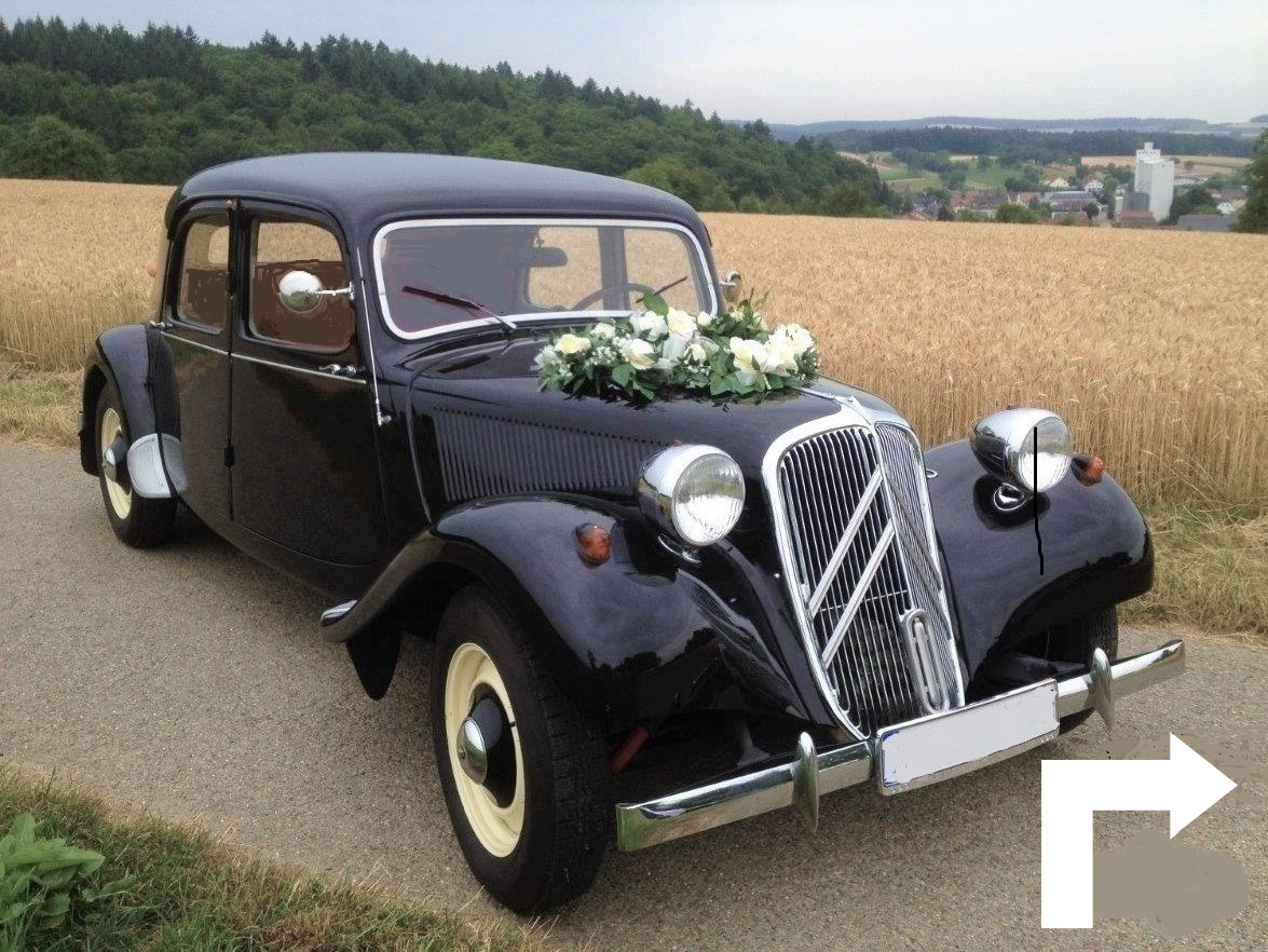 Der Citroen 11 CV wurde seit den dreißger Jahren über Jahrzehnte in unverändeter Form gebaut. In den vierziger und fünfziger Jahren war das Auto im Vergleich zur Konkurrenz in dieser Klasse so schnell, dass die Gangster es als Fluchtauto nutzten und der Polizei mühelos davon fuhren. Deshalb heißt dieses Oldtimermodell auch Gangsterlimousine. Citroen Gangsterlimousine Hochzeitsauto mieten Freiburg
