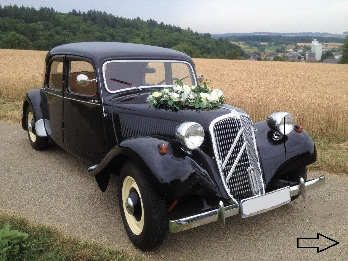 Der Citroen 11 CV wurde seit den dreißger Jahren über Jahrzehnte in unverändeter Form gebaut. In den vierziger und fünfziger Jahren war das Auto im Vergleich zur Konkurrenz in dieser Klasse so schnell, dass die Gangster es als Fluchtauto nutzten und der Polizei mühelos davon fuhren. Deshalb heißt dieses Oldtimermodell auch Gangsterlimousine. Citroen Gangsterlimousine Hochzeitsauto mieten Stuttgart