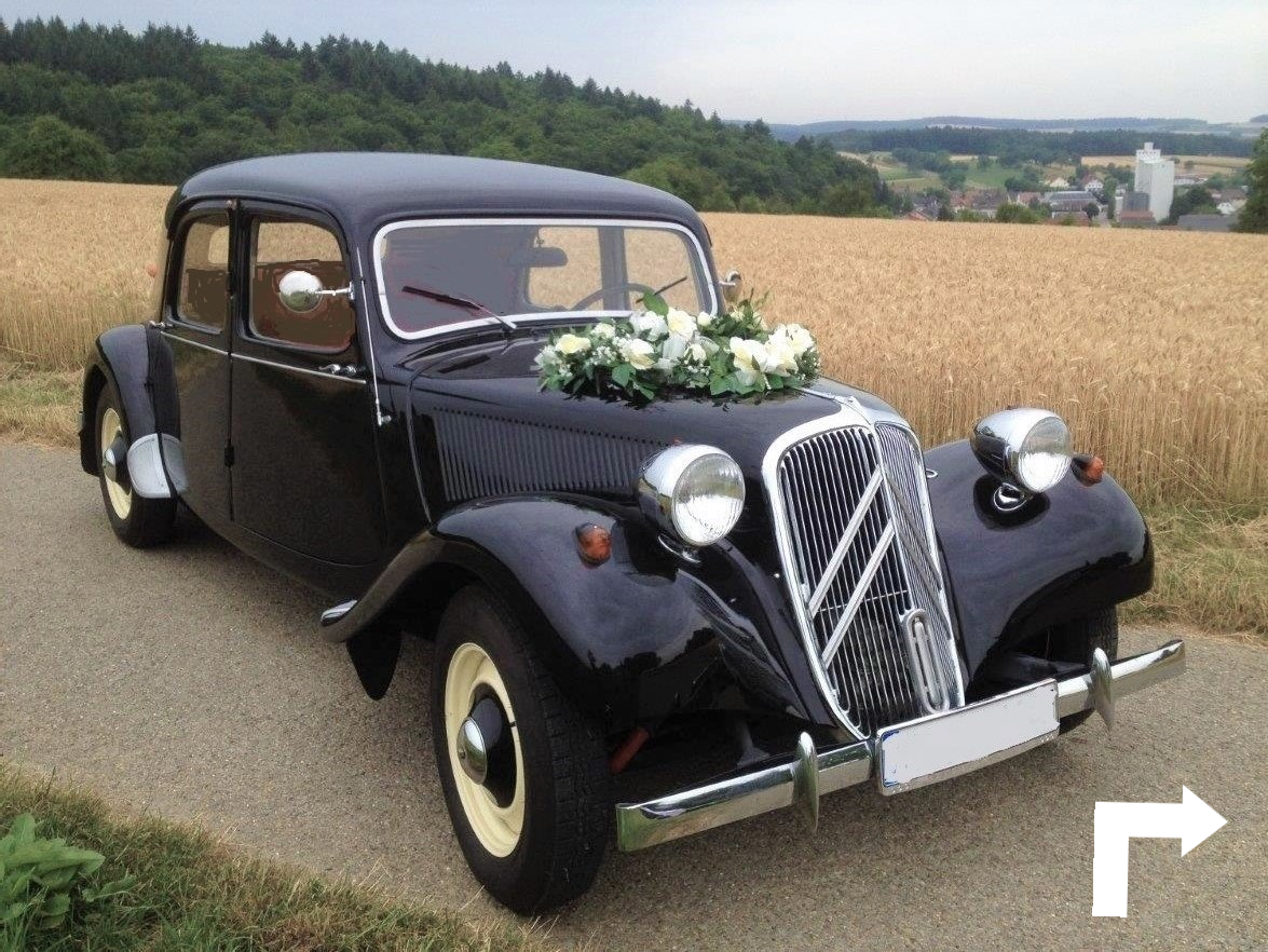Der Citroen 11 CV wurde seit den dreißger Jahren über Jahrzehnte in unverändeter Form gebaut. In den vierziger und fünfziger Jahren war das Auto im Vergleich zur Konkurrenz in dieser Klasse so schnell, dass die Gangster es als Fluchtauto nutzten und der Polizei mühelos davon fuhren. Deshalb heißt dieses Oldtimermodell auch Gangsterlimousine. Citroen Gangsterlimousine Hochzeitsauto mieten Karlsruhe