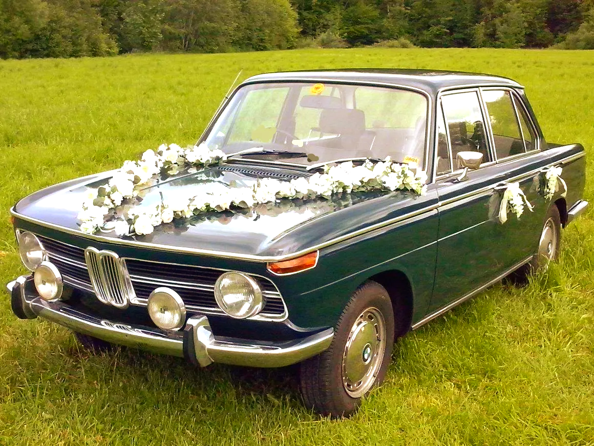 Hochzeitsauto mieten Lindau Bregenz: Schön geschmückt, bei herrlichem Hochzeitswetter, fährt der BMW das Brautpaar zur Kirche und zum Standesamt. Hochzeitsauto mieten Lindau Bregenz