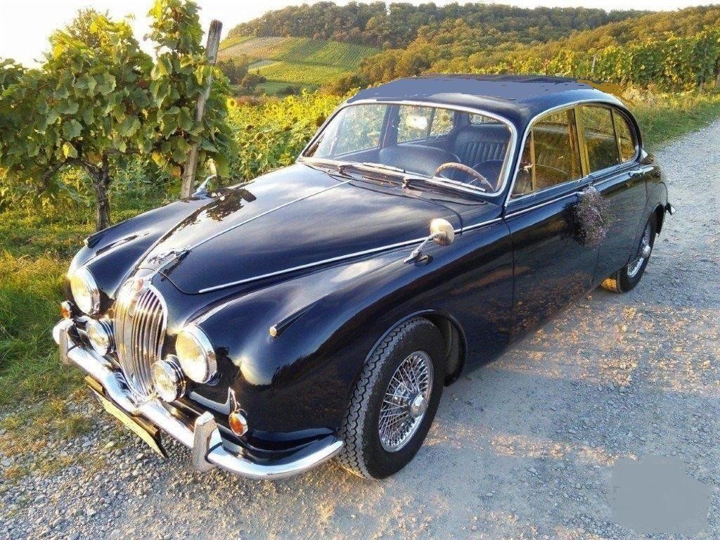 Der Jaguar MK 2 fuhr in den sechziger Jahren nicht nur die Lords und Earls spazieren: Das Auto war nicht nur schick, sondern auch schnell. Der Jaguar fuhr in dieser Zeit auch erfolgreich Autorennen. Heute fährt der Oldtimer gemütlichlich als Hochzeitsauto Brautpaare zum Traualtar. Hochzeitsauto mieten Oldtimer Darmstadt