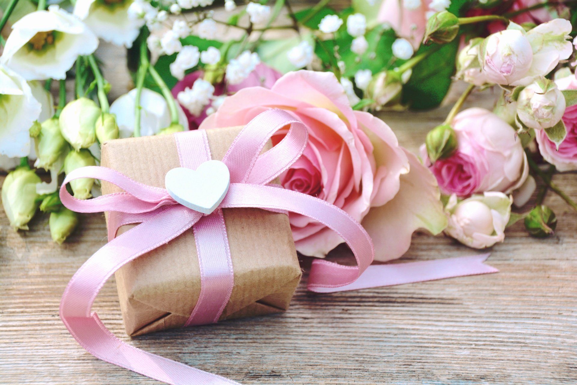 Die interessante Alternative zu einem der vielen Kartongeschenke: Als Hochzeitsgeschenk das Hochzeitsauto mieten. Hochzeitsgeschenk
