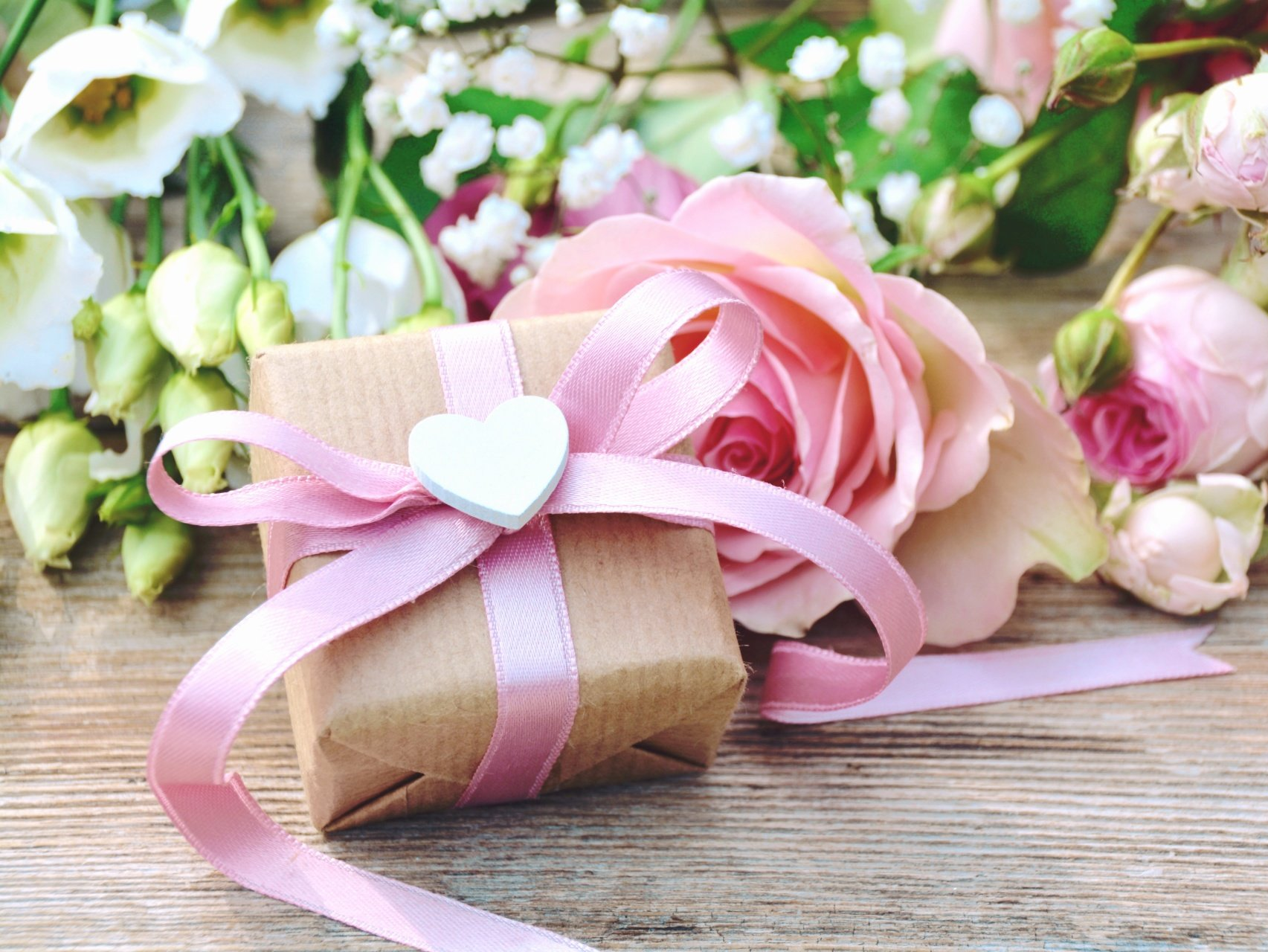 Die interessante Alternative zu einem der vielen Kartongeschenke: Als Hochzeitsgeschenk das Hochzeitsauto mieten. Hochzeitsgeschenk