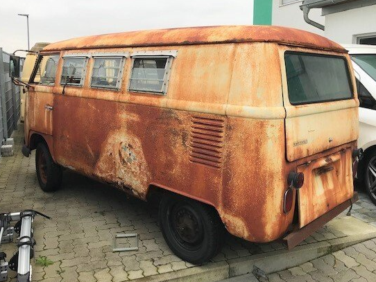 Schlimmer geht nimmer: Aber ein erfahrener KFZ-Meister macht aus der Rostlaube wieder einen glänzenden VW Bus. In Karlsruhe T1 Bulli mieten