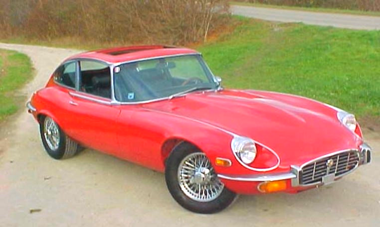 Der Jaguar E-Type war eines DER Autos schlechthin in den sechziger Jahren bei den Jungs. Immer mit seinen 12 Zylindern der Sieger beim Auto-Quartett (wer noch weiß, was das ist...). FBI Filmagent und Groschenromanheld Jerry Cotton (auch in eBook Form beim Bastei Lübbe Verlag) war und ist der berühmteste Fahrer des E-Type. Einsatzgebiet: Manhatten. Jaguar Oldtimer mieten Hochzeit