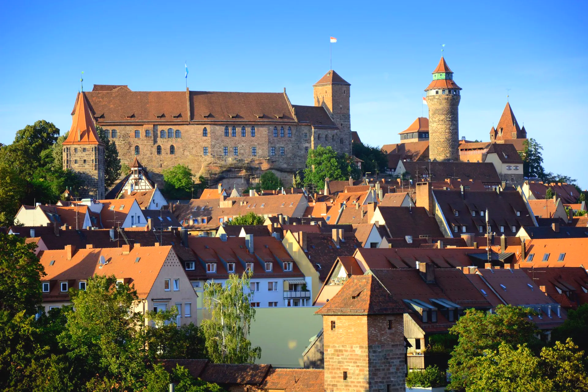 Hoch über Nürnbergs Altstadt thront die Kaiserburg. In Nürnberg einen tollen Oldtimerbus mieten, zum Beispiel als Hochzeitsbus. Kaiserburg Nürnberg Oldtimerbus
