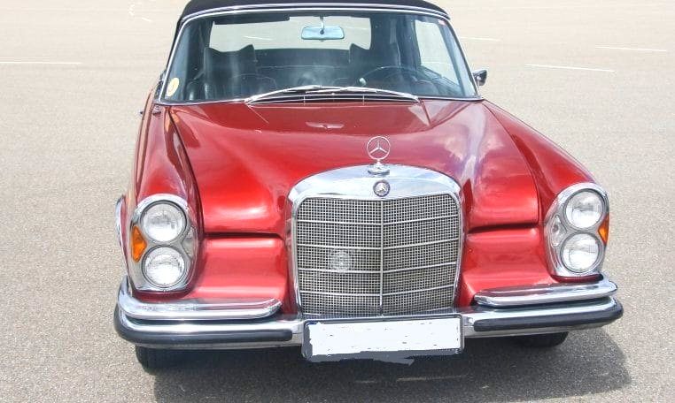 Das Mercedes W 111 Cabrio: Langgestrecktes, schlankes und rankes Design. Und Platz für fünf Personen. Für viele Oldtimer Enthusiasten gilt dieses Mercedes Cabrio als das schönste, das Mercedes je gebaut hat. Mercededs Oldtimer Cabrio mieten Karlsruhe, Mannheim, Heidelberg, Stuttgart