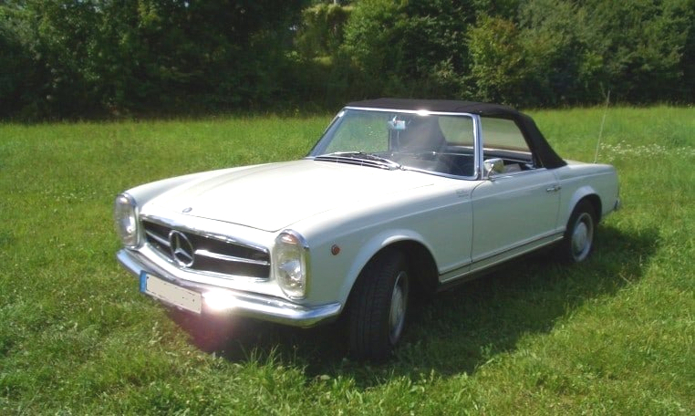 Dieses Mercedes SL Modell hatte als erstes Auto ein abnehmbares Coupedach, das sich zur Mitte hin absenkte. Das erinnnerte an fernöstliche Tempelarchitektur, weshalb der Volksmund diese SL-Baureihe PAGODE taufte. Mercedes Oldtimer Pagode mieten