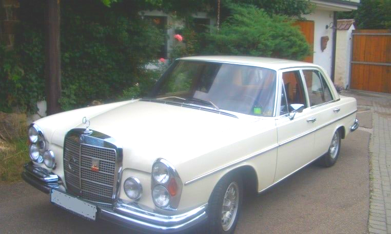 Dieses Mercedes Limousinen-Modell ist die Ur-S-Klasse. Seinerzeit sehr beliebt bei Politikern und bei mittelständischen Unternehmern. Die Mercedes Baureihe hieß bei den Leuten damals: DER GROßE MERCEDES! Mercedes Oldtimer-Vermietung: Oldtimer mieten Karlstruhe, Mannheim, Darmstadt, Heilbronn, Stuttgart