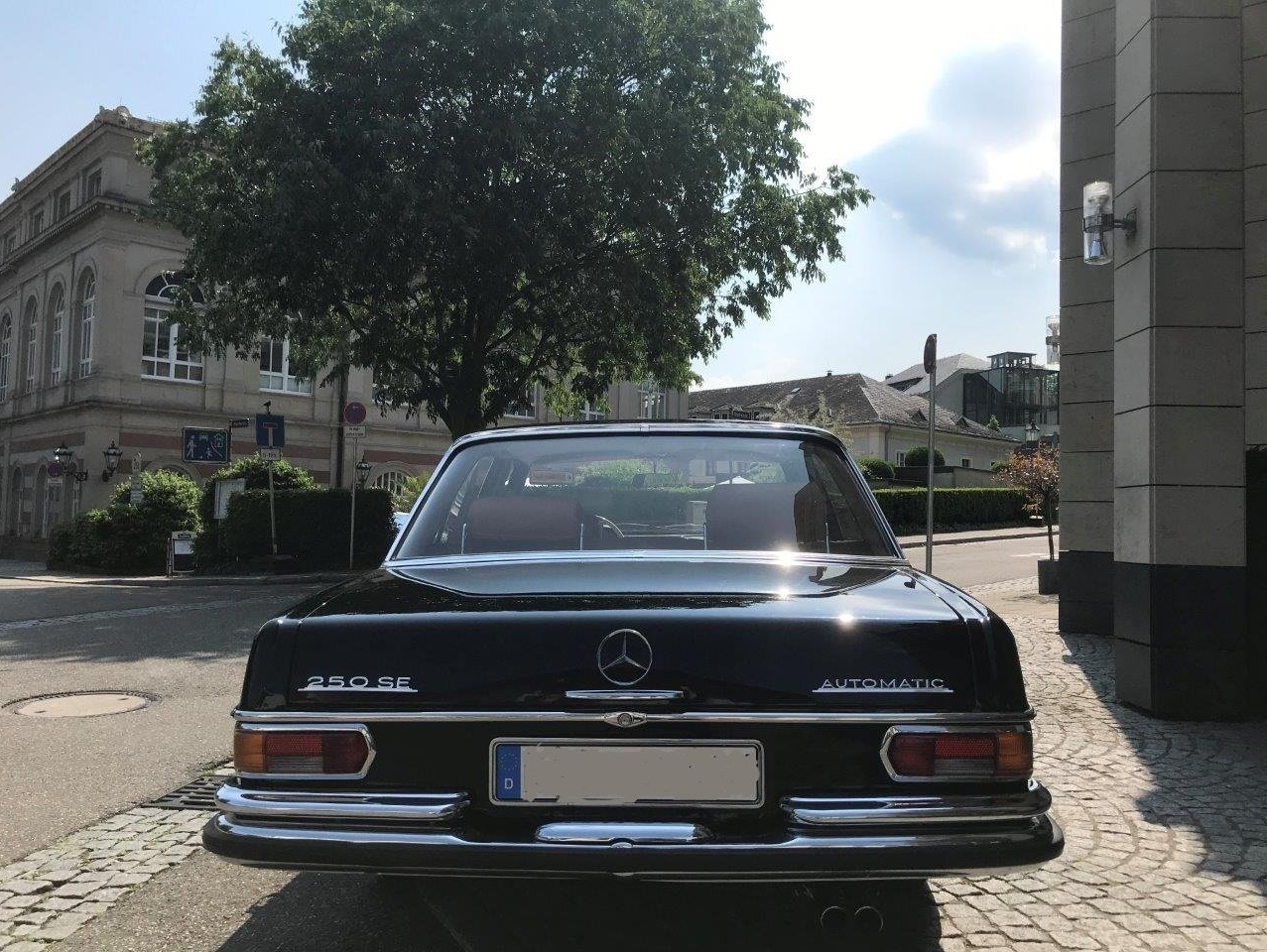 Mercedes Benz Heckansicht. Der Oldtimer von 1966 ist die erste S-Klasse von Mercedes. Mercedes Benz Oldtimer Limousine von 1966