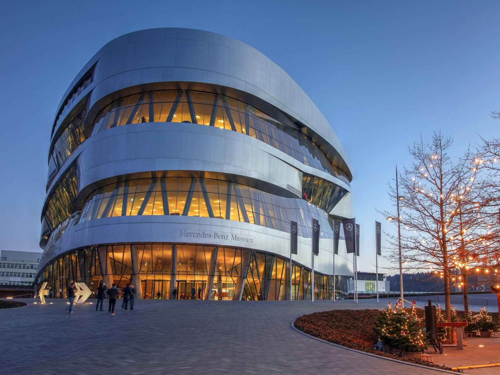 Das Mercedes Museum in Stuttgart birgt viele Oldtimer-Schätze aus allen Epochen der Mercedes Benz Automobil-Historie. Einige Modelle sind auch im Portfolio der K & K Oldtimer-Vermietung - auch Mercedes Oldtimerbusse sind im Museum zu bewundern: Den ein oder anderen ähnlichen Oldtimerbus mieten Sie ebenfalls bei uns. Mercedes Oldtimer mieten Stuttgart